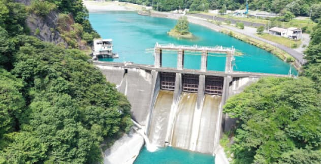 在日本酒酿造过程中,将全部用电转换为再生能源,成功实现年度二氧化碳排放量减少约510吨。