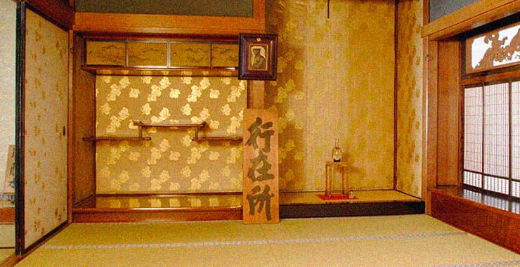明治天皇临时下榻的主屋里厢房,被文部省(现文部科学省)指定为历史遗迹。